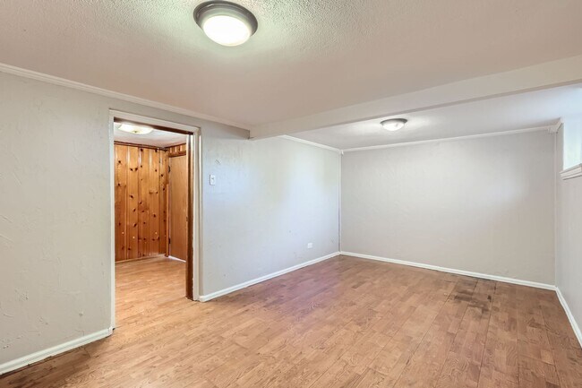 Foto del edificio - Charming 3-Bedroom Home with Spacious Back...