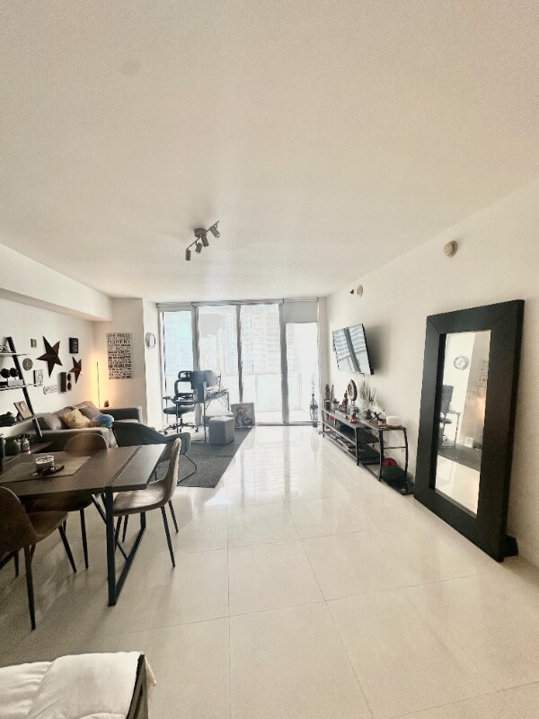 Foto del edificio - 475 Brickell Ave