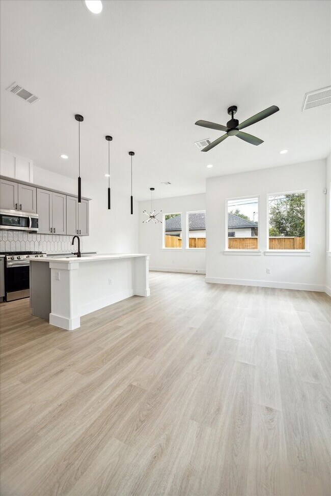 Building Photo - Modern 3 Bed, 2.5 Bath Unit in Houston, TX...
