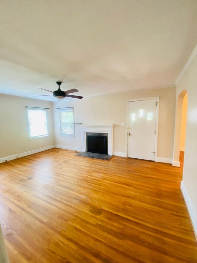 Building Photo - 3 BR/2 BA Home in Chantilly Neighborhood