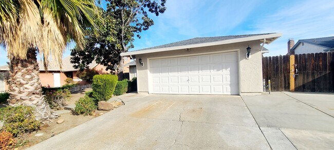 Foto del edificio - Adorable Single Story home with 3 bedroom ...
