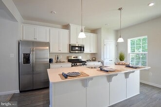 Building Photo - 528 Landing Dr
