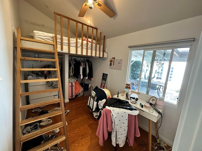 Building Photo - Large 8 Bedroom 4 Bath House Right Next to Campus!