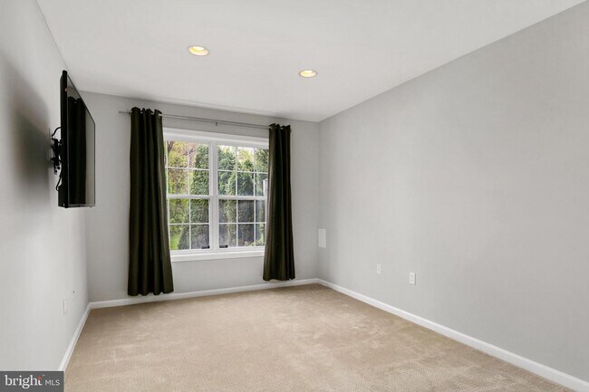 Building Photo - 155 Castleton Rd