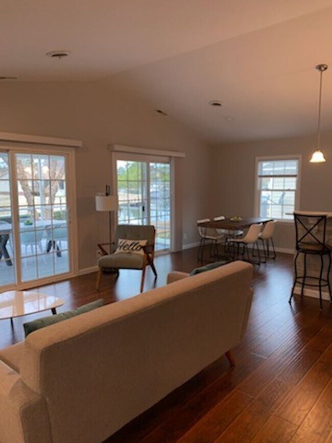 Foto del edificio - Three Bedroom Two Bath Waterfront Cottage
