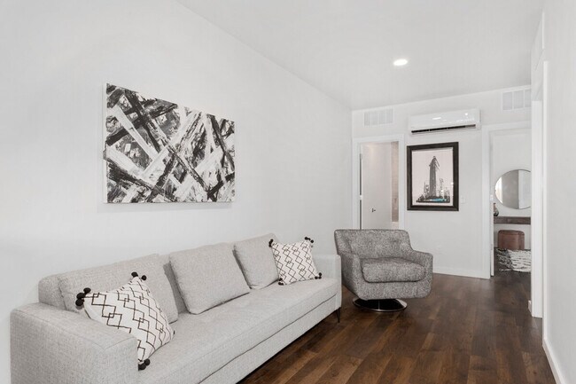 Building Photo - 506 SE Tourmaline Mews