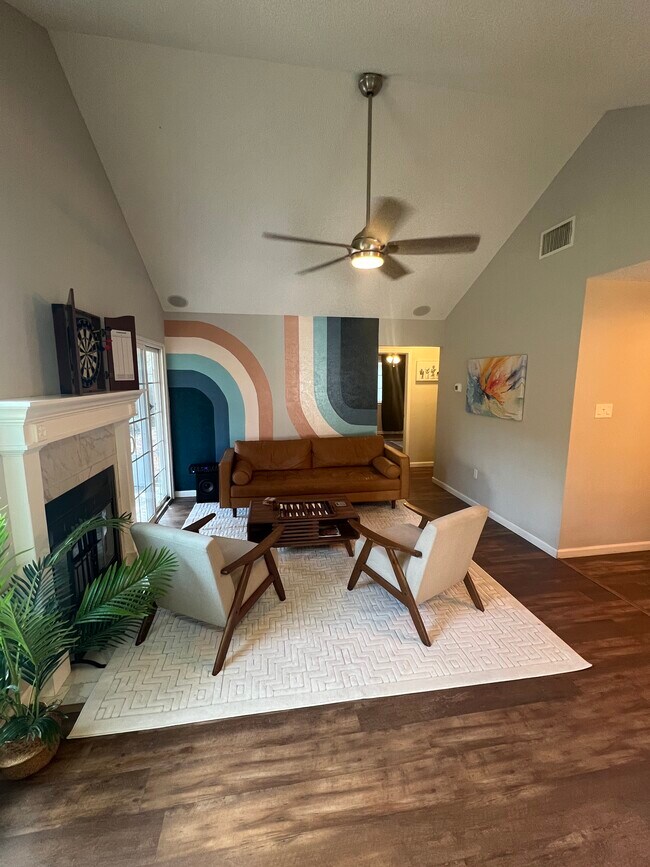 Building Photo - 807 Kavanagh Dr