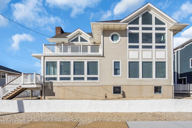 Foto del edificio - 913 N Ocean Ave