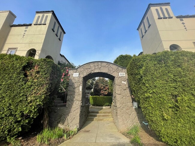Building Photo - Live in the Heart of Portland’s Buckman Ne...