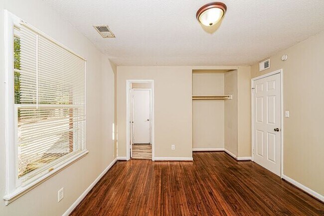 Foto del edificio - $1250! 3Bed/1Bath in Center Point! Available now! Free Application BLACK FRIDAY DEAL Ends 11/29!