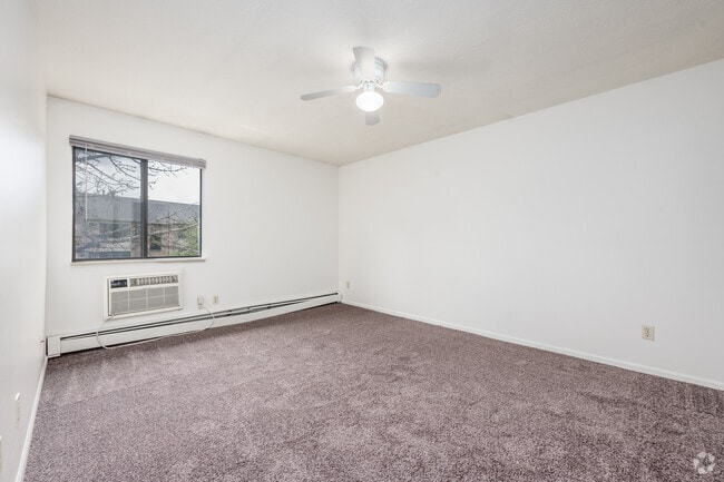 The Mantle - Primary Bedroom - Ashton Lake Apartments