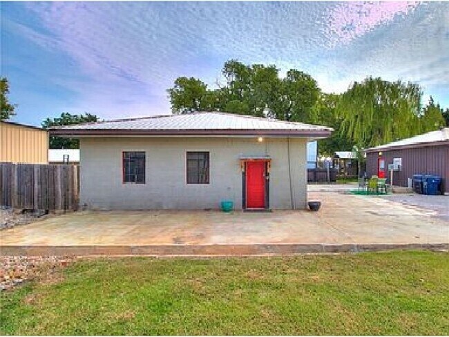 Photo - Super Cool Loft-like House near Downtown!