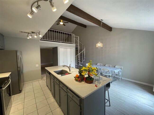Building Photo - 10901 Glenwolde Dr