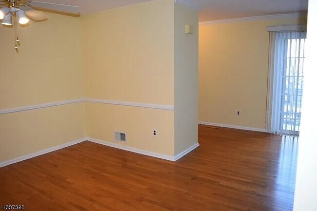 Foto del edificio - 65 Jamestown Rd