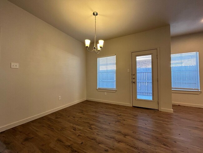 Foto del edificio - Beautiful New Townhome Located South Of To...