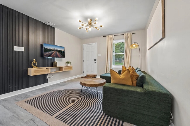 Building Photo - Room in House on Ayrshire Cir NW