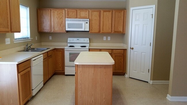 Building Photo - 3 bedroom townhouse in Oakhurst