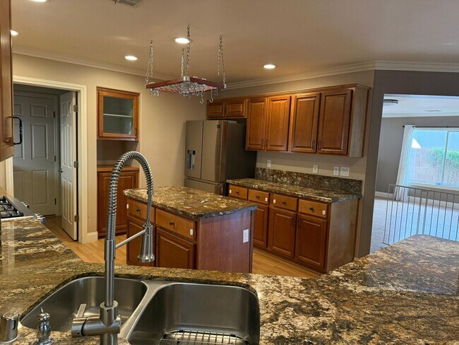 Foto del edificio - Beautiful Royal Highlands Home with stylish upgrades thoughhout!