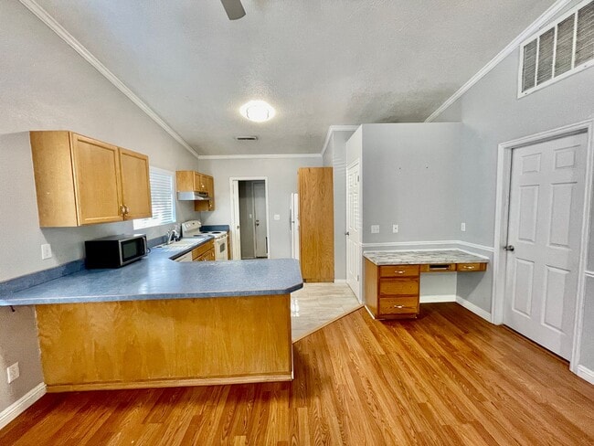 Foto del edificio - Conveniently Located Two-Bedroom Townhome