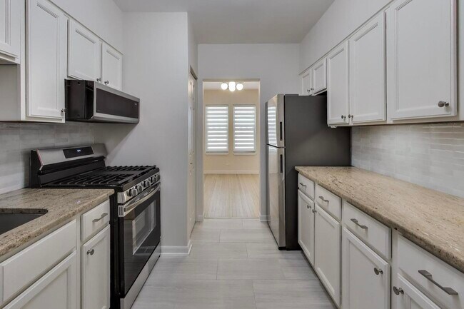 Building Photo - 1 W Oak Ave