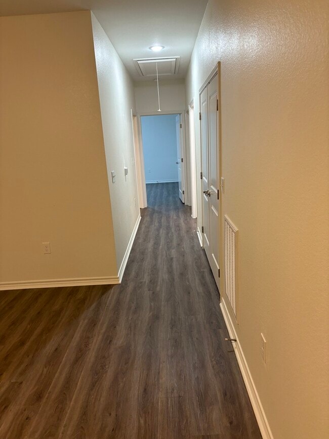 Foto del edificio - 914 Country Club Dr