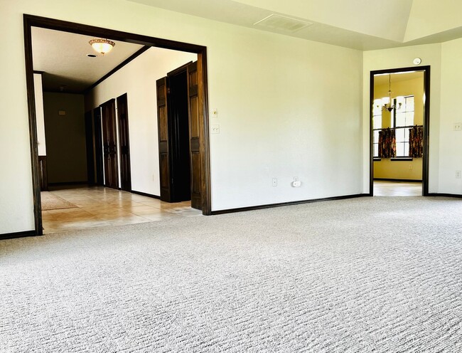 Building Photo - Beautiful 3BD 2BA Located in Edmond's Trai...