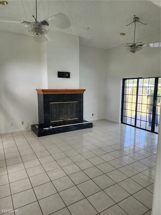 Building Photo - 4 br, 3 bath House - 320 SE 12th Ave