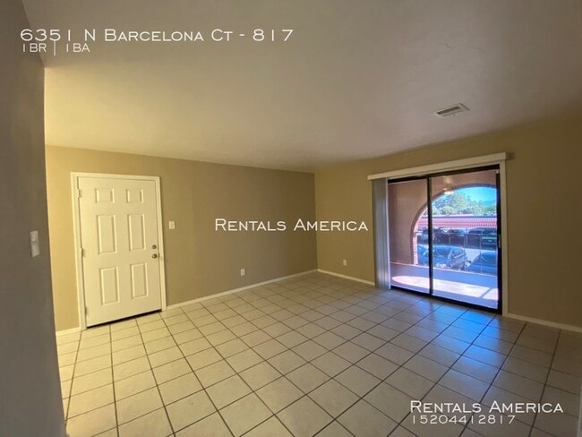 Building Photo - Newly Remodeled Condo on Oracle!