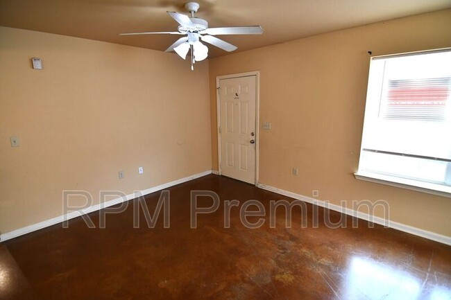 Building Photo - 5691 Villa Ln
