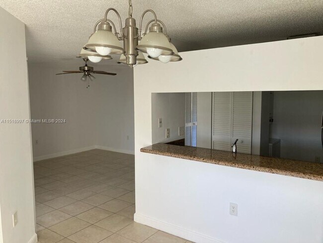 Foto del edificio - 7204 Glenmoor Dr