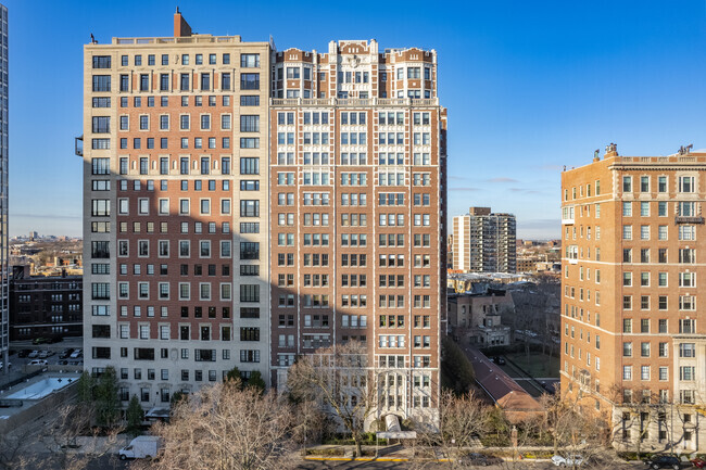 Building Photo - 2440 N Lakeview Ave