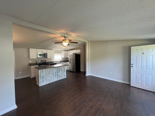 Foto del edificio - Introducing a charming 4-bedroom, 2-bathroom house in the desirable Gastonia, NC area
