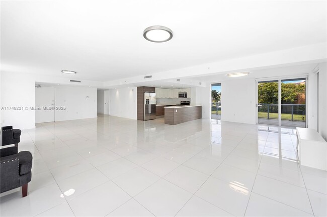 Foto del edificio - 9901 E Bay Harbor Dr