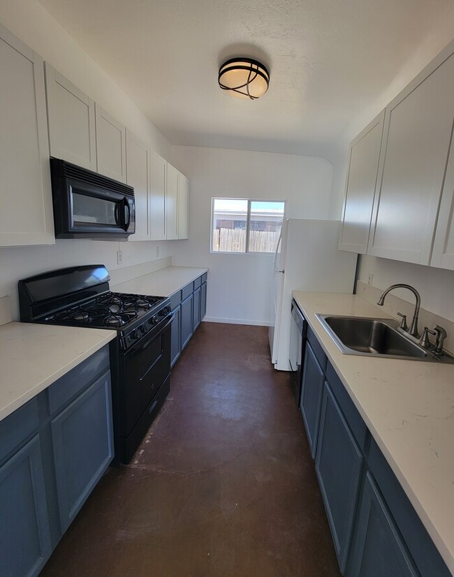 Foto del edificio - Three Bedroom Home Available Now!