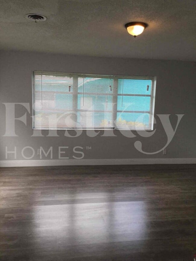 Foto del edificio - 1571 NW 7th Ave