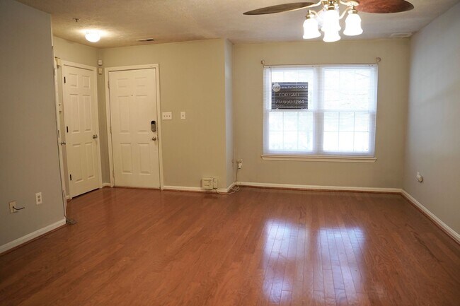 Building Photo - Beautiful Updated 3 BR/2.5 BA Townhome in ...