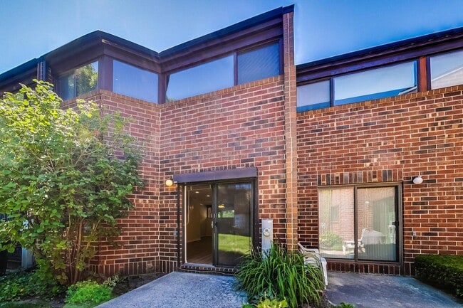 Building Photo - 827 S Racine Ave