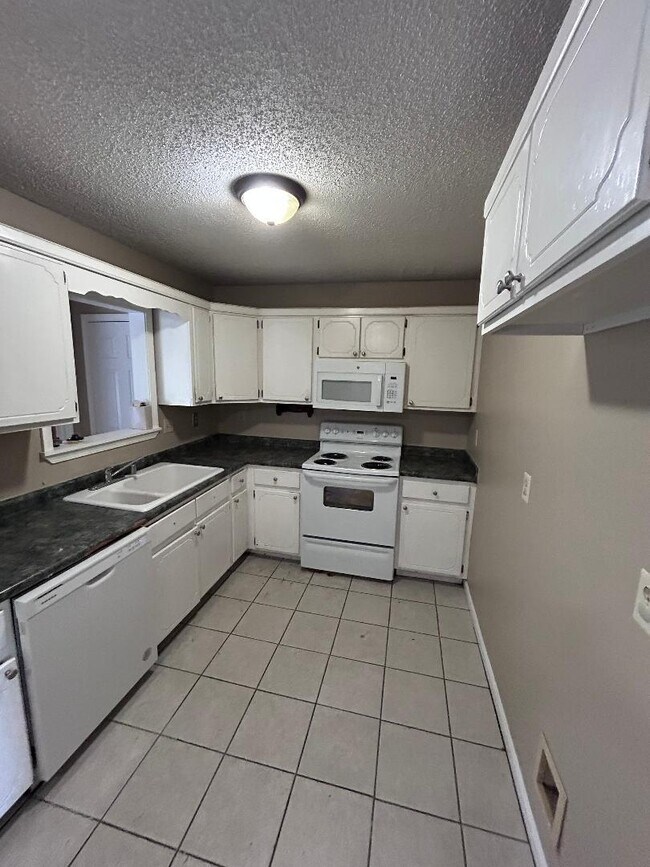 Building Photo - 1602 Golf Course Dr