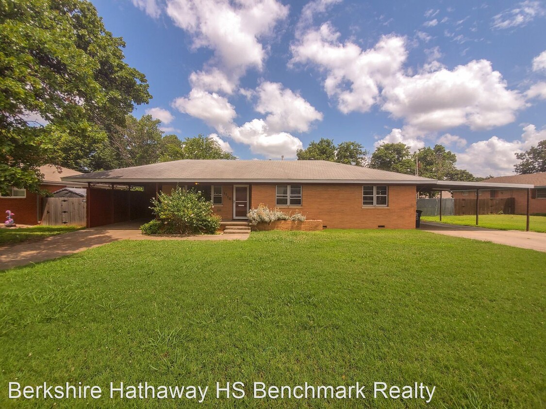 4 br, 2 bath House 1310 E Independence St House Rental in Shawnee