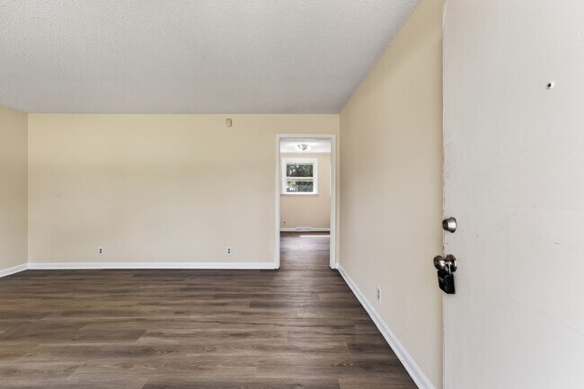 Building Photo - 3 Bedroom Pet Friendly Home For Rent Near Post!
