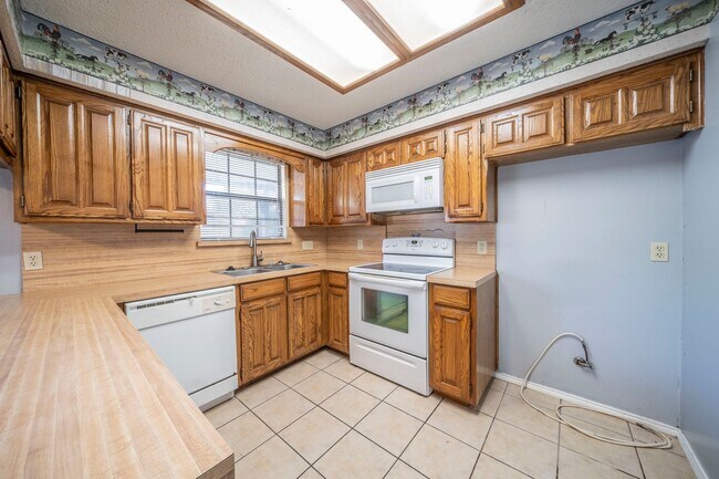 Building Photo - Spacious 3-Bedroom Home with Expansive Bac...