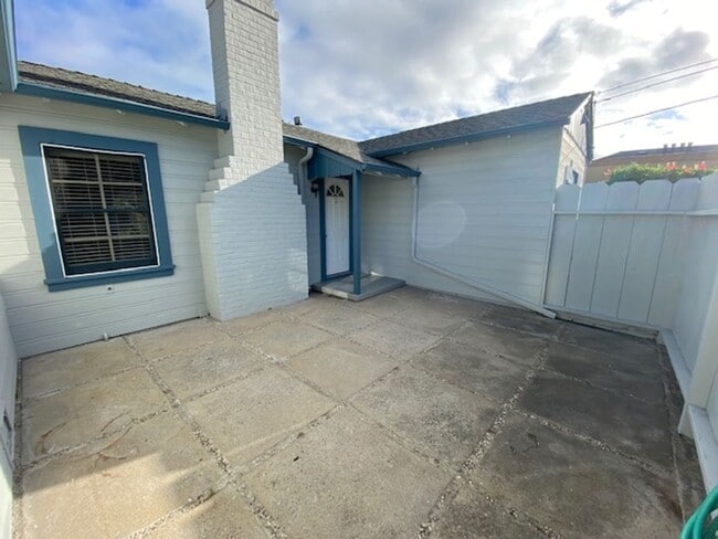 Building Photo - 916 Lighthouse Ave