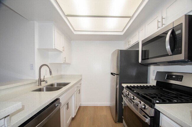 Building Photo - 6041 Fulton Ave