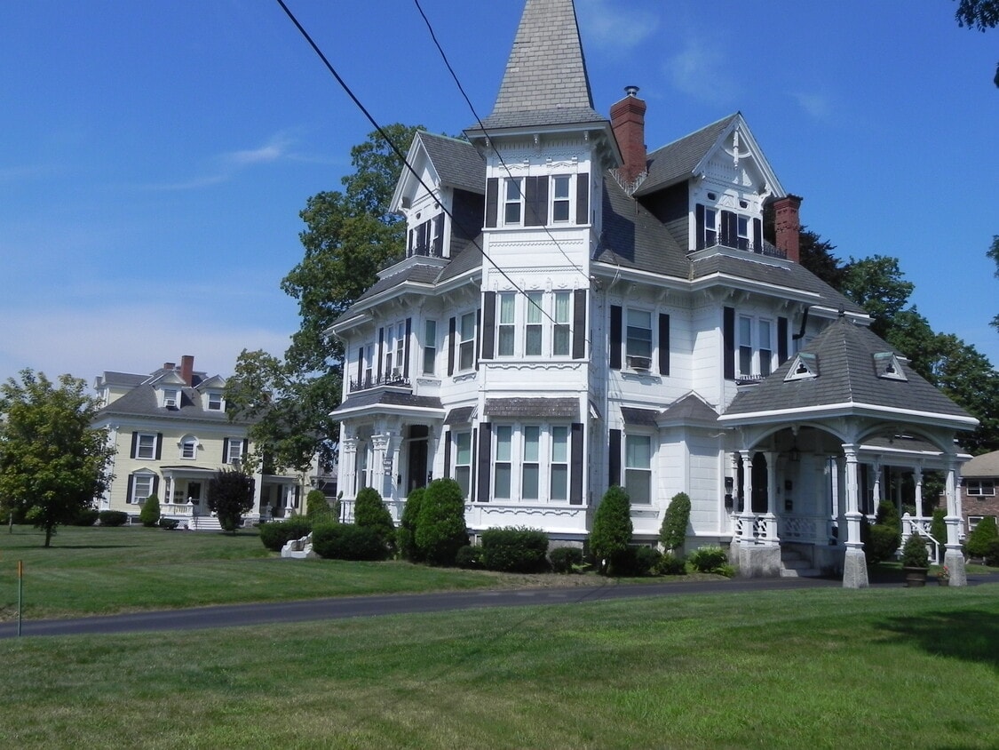 Building Photo - 1181 Middlesex St