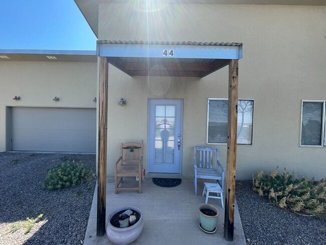 Building Photo - Beautiful 3 Bedroom 2 bathroom