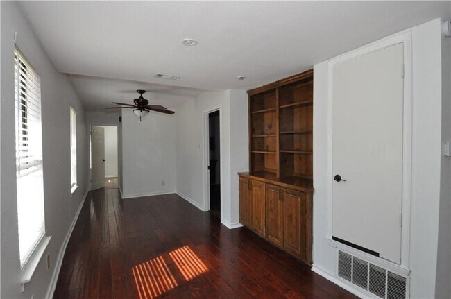 Foto del edificio - Fantastic Floorplan & Walking Distance To ...