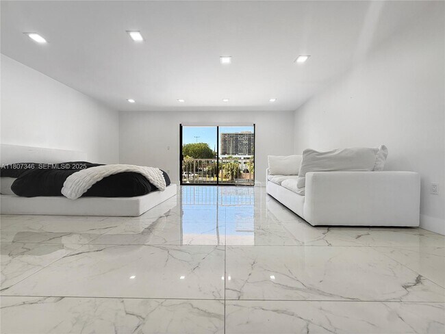 Foto del edificio - 1650 NE 115th St