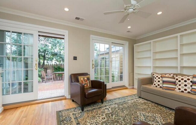 Building Photo - Rare Georgetown Townouse with private yard - 1 block from Rose Park / M St