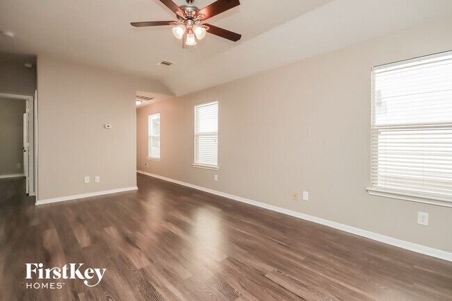 Foto del edificio - 6302 Mountain Pines Ln