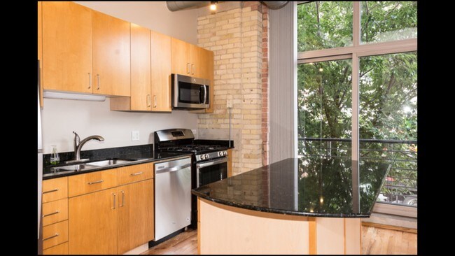 Building Photo - 420 S Clinton St